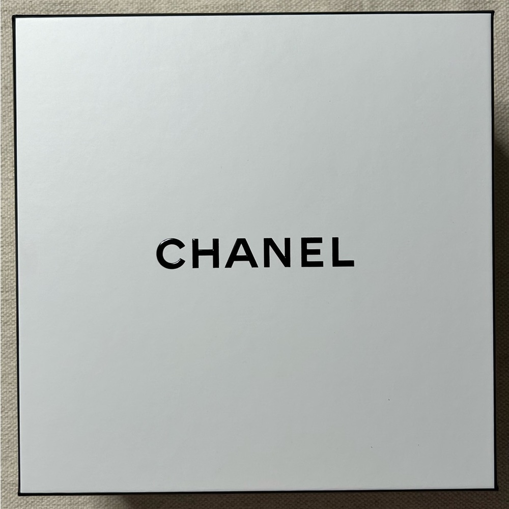 Chanel box 8.5 x 8.5 x 4h